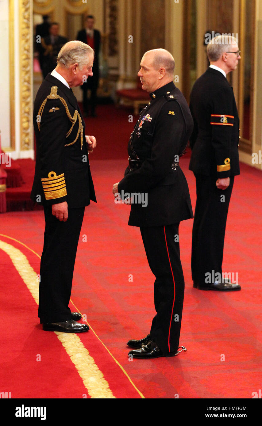 Lieutenant Colonel Stephen Wall, The Princess of Wales Royal Regiment, erfolgt ein Mitglied des Order of British Empire (MBE) durch den Prince Of Wales im Buckingham Palace. Stockfoto