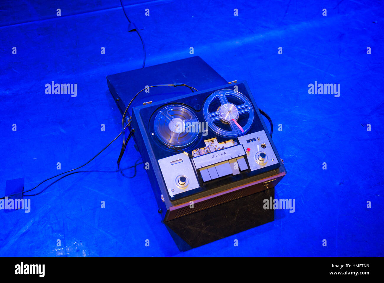 Alten altmodischen hölzernen Reel-to-Reel Bandmaschine für die Aufzeichnung von Ton oder Musik aus den 1970er Jahren Stockfoto