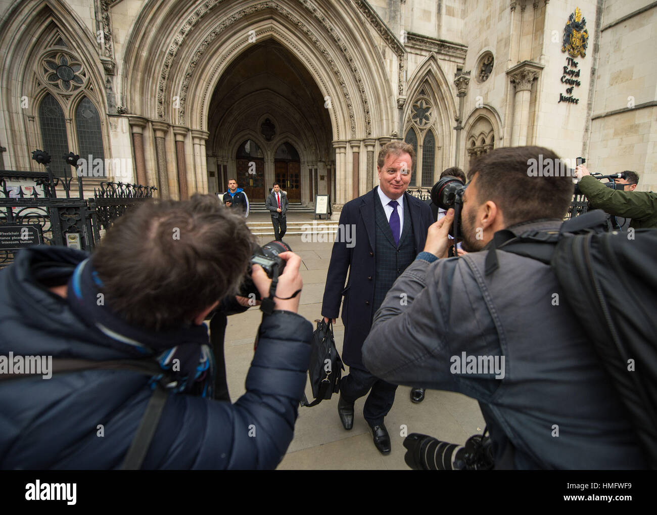 Peter Wilding, Verwaltungsratspräsident der pro-Europa-Druck-Gruppe britischen Einfluss, verlassen die Royal Courts of Justice, im Zentrum Londons, wo eine neue juristische Herausforderung über Austritt gesperrt wurde. Stockfoto