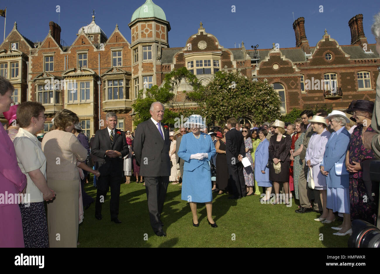 Königin Elizabeth II. beherbergt eine Gartenparty für East Anglia im Sandringham House in Norfolk. Die Königin wird begleitet von einem persönlichen Freund Sir Timothy Colman, Besitzer von Colmans Senf, lokal in Norwich erfolgt. Stockfoto