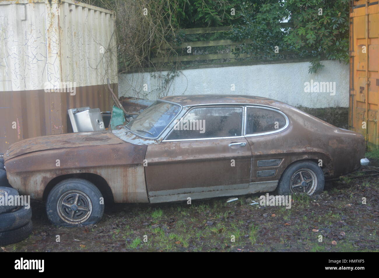 Oldtimer Ford Capri Links zu verrotten Stockfoto