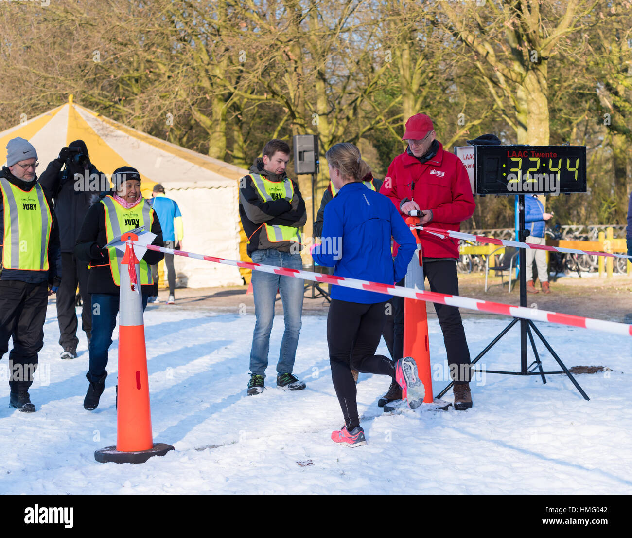 OLDENZAAL, Niederlande - 22. Januar 2017: unbekannte Personen an der Ziellinie während eines laufenden Rennens im Schnee Stockfoto