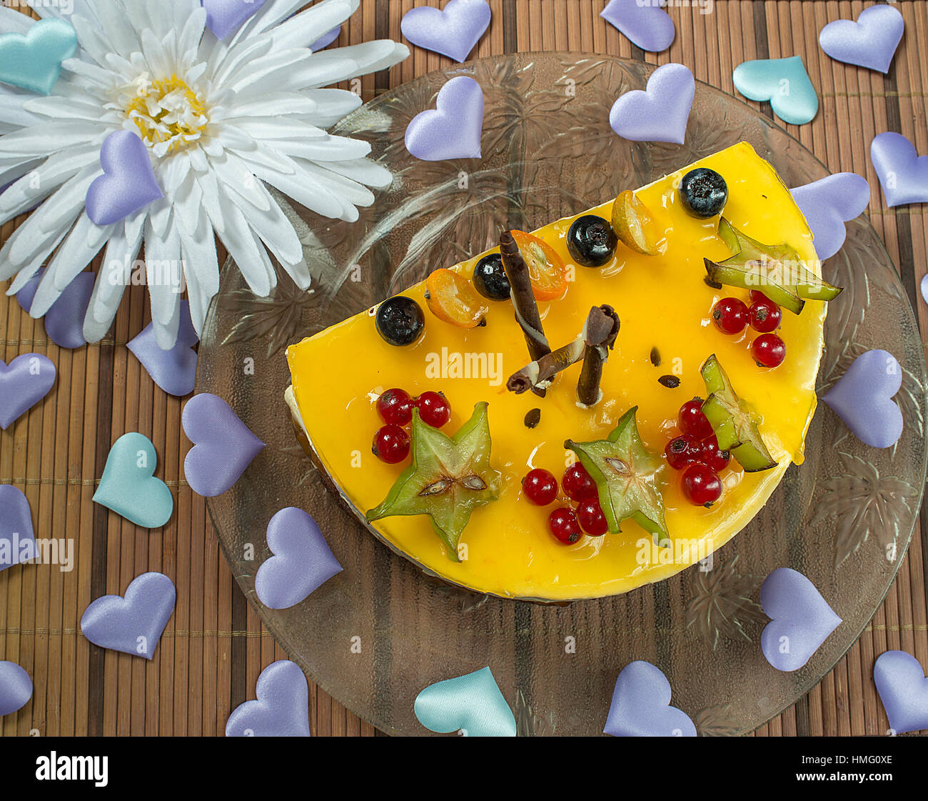 Valentinstag Käsekuchen mit Beeren und die Herzen Stockfoto