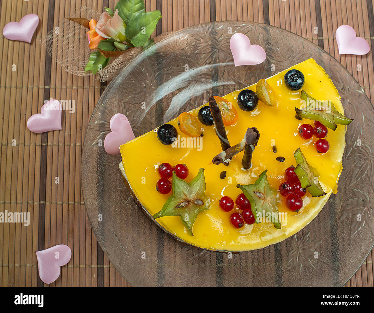 Valentinstag Käsekuchen mit Beeren und die Herzen Stockfoto