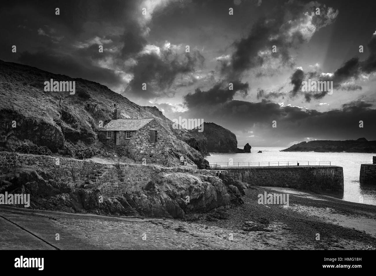 Monochrom Mullion Cove auf der Lizard Halbinsel Cornwall bei Sonnenuntergang Stockfoto