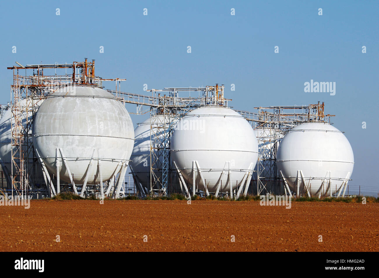Bereich der Rohöl-Tanks auf Landwirtschaft Feld Stockfoto