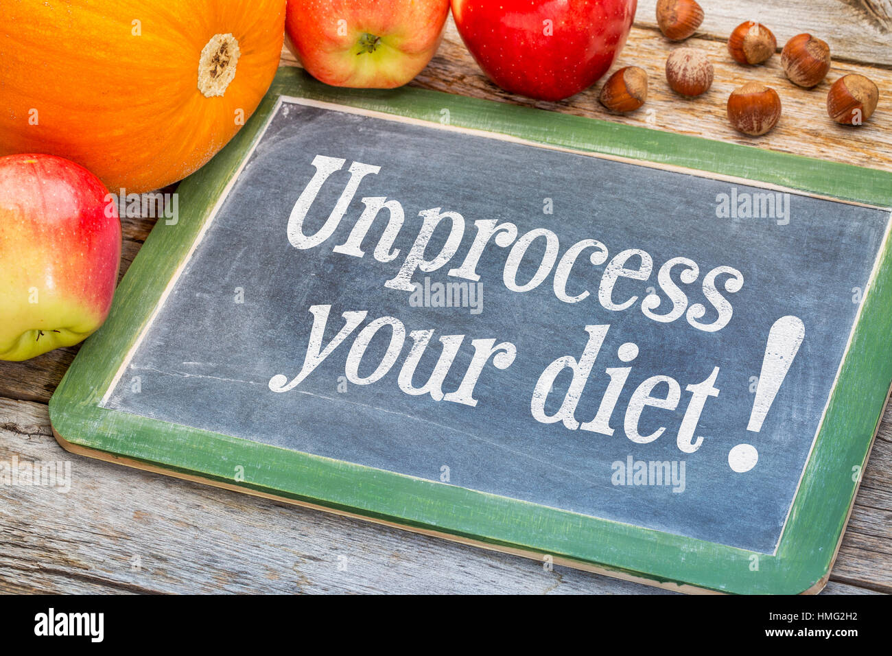 Unprocess Ihren Diät - gesunde Ernährung Konzept - weiße Kreide-Text auf Tafel mit Früchten und Nüssen Stockfoto