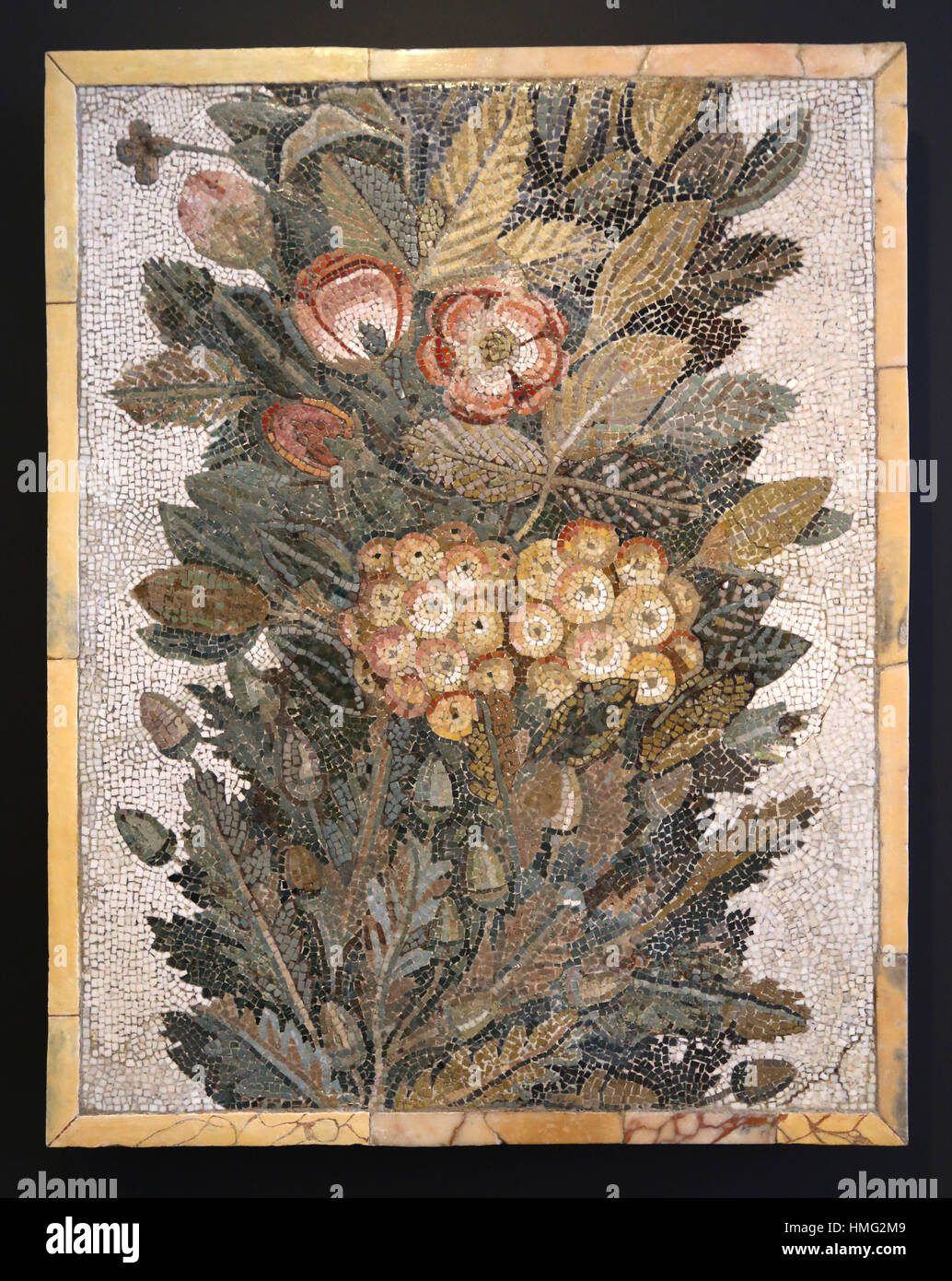 Floralen Mosaik. Kalkstein "und" glasigen einfügen. 1. Jahrhundert. Italien. Nationales Archäologisches Museum, Madrid. Spanien. Stockfoto