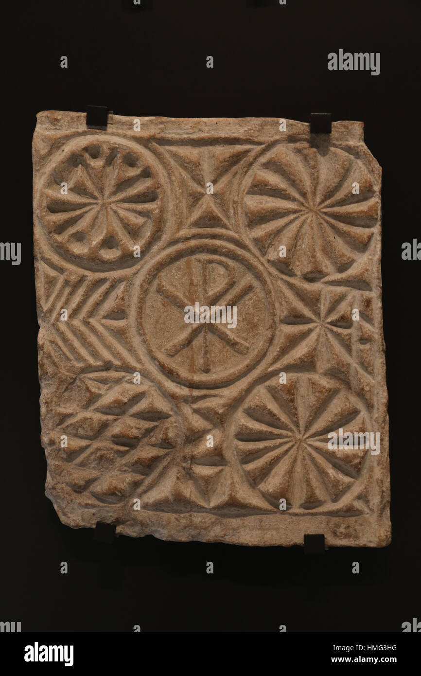 Chistian Ziegel, die Decke und Wände des christlichen Gebäudes eingerichtet. Geometrische Motive mit Chi-Rho. IV-VII Jahrhundert. Aus Baetica, Spanien. Stockfoto