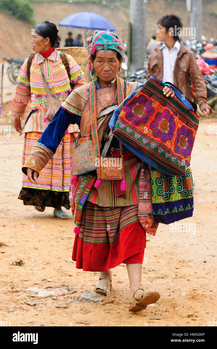 Sapa, Vietnam - 22. Oktober: Frau in traditioneller Kleidung von zwei Personen absetzen auf die Bergregionen der Sapa Stadt am 22. Oktober 2010 Stockfoto