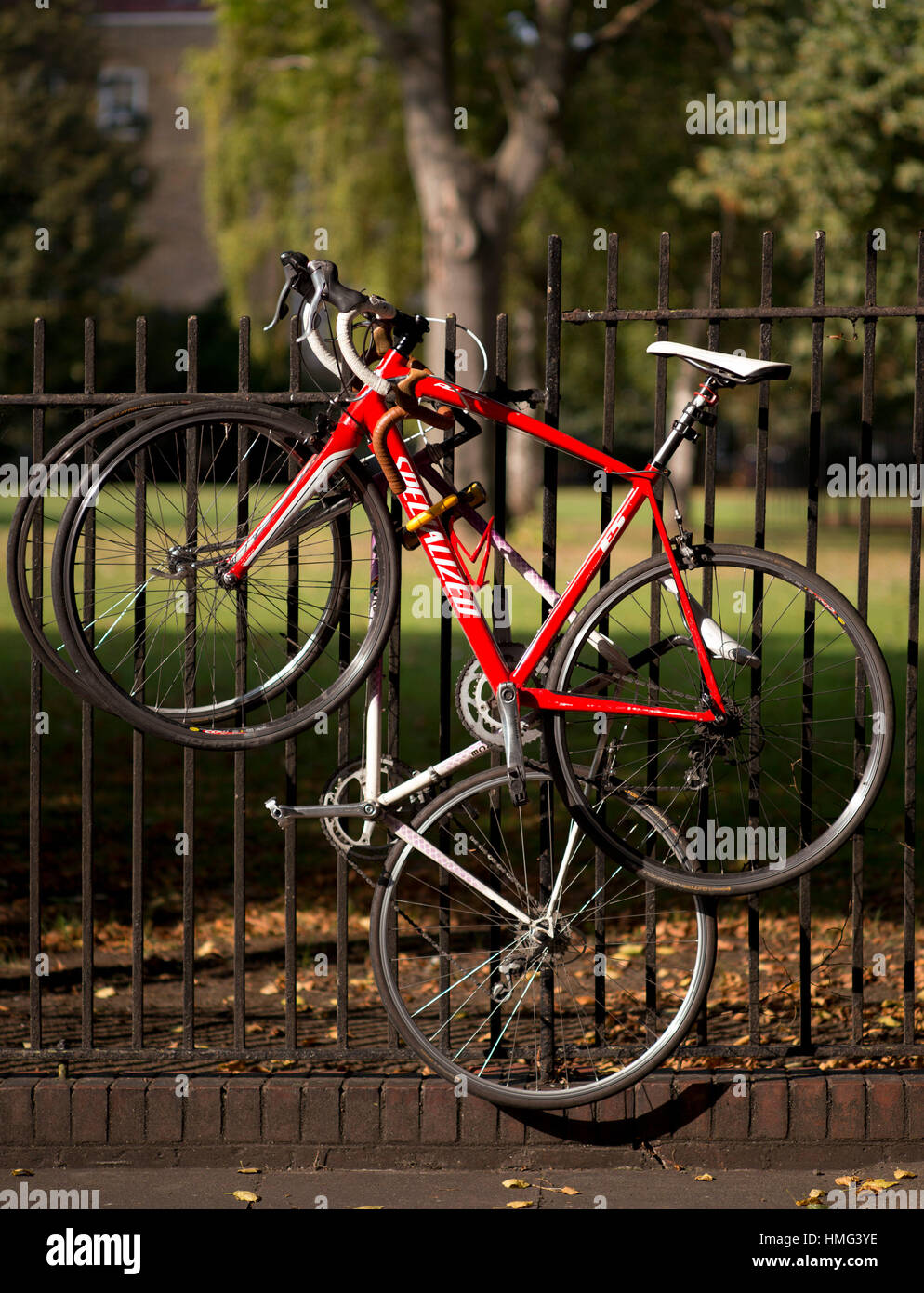 Fahrräder gesperrt, Geländer, London Vereinigtes Königreich Stockfoto