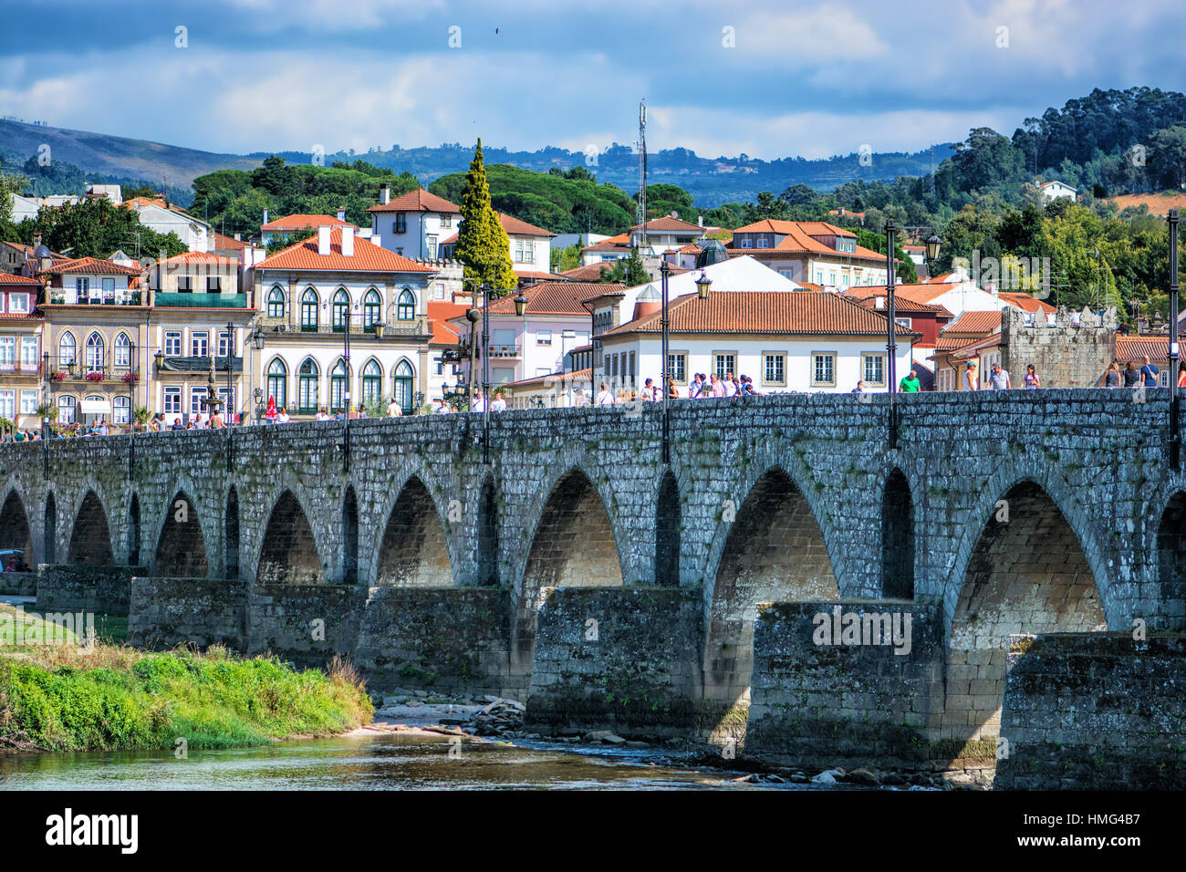 Ponte da Lima (Portugal): Ponte mittelalterlich, 280 Meter lang, gilt als die schönste mittelalterliche Brücke in Portugal (Europa) Stockfoto