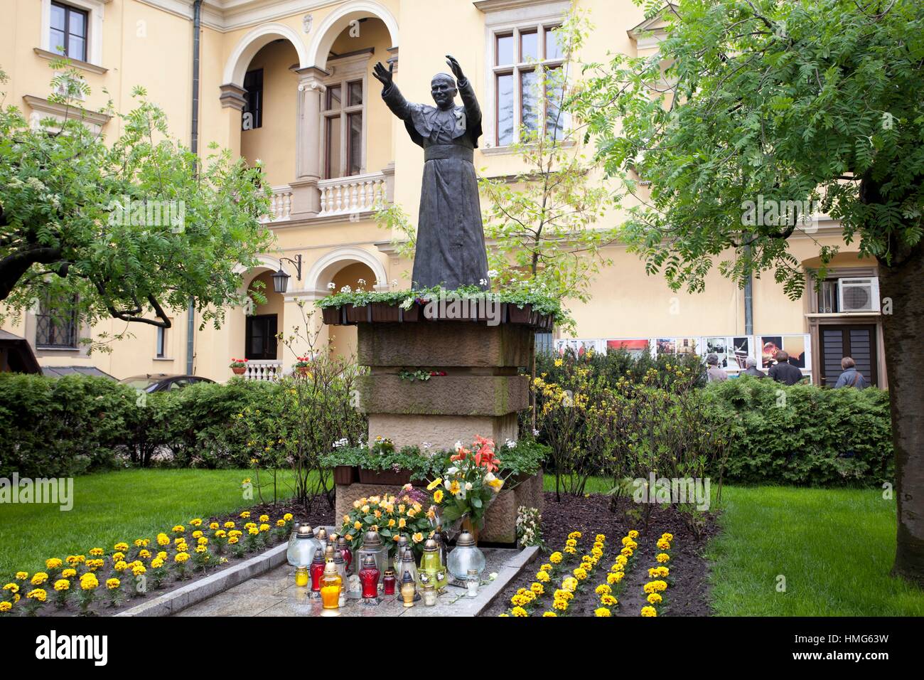 Statue von Papst Johannes Paul II im Garten der Kurie, Krakau, Polen Stockfoto