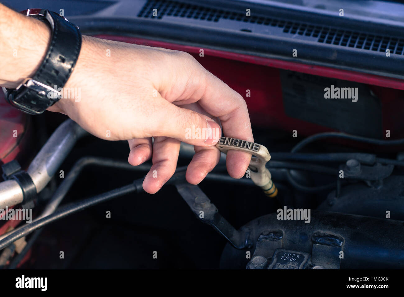 Fahrer zieht ein Automobil Messstab, das Auto Ölstand zu überprüfen. Stockfoto