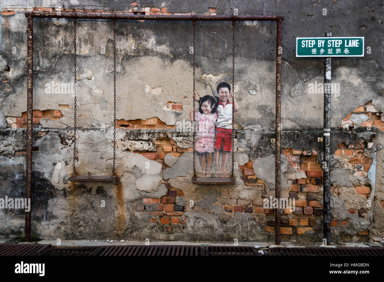 "Kinder auf der Schaukel" Wandbild des lokalen Künstlers Louis Gan, Bestandteil der street-Art auf dem Display in das historische Georgetown, Penang (Malaysia) Stockfoto
