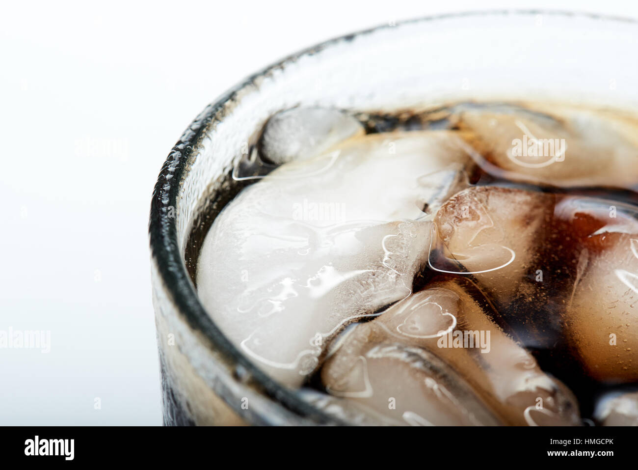 Closeup schwarz Soda Eis im Glas isoliert Stockfoto