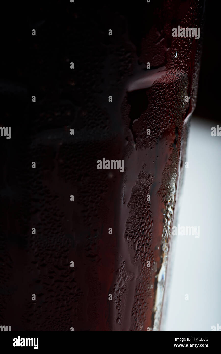 Nahaufnahme von Tropfen auf Glas mit braunen soda Stockfoto