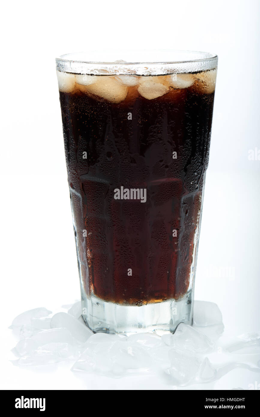 großes Glas schwarz Cola mit Eis im Inneren und unteren Stockfoto