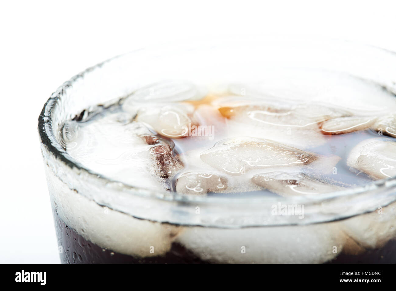 Nahaufnahme der schwarzen Soda Eis und Bläschen Stockfoto