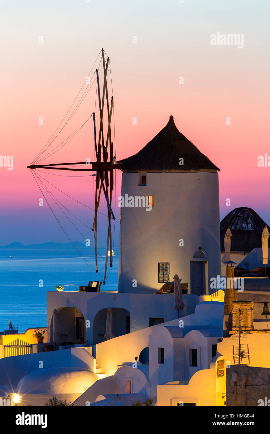 Windmühle in Oia, Santorin Stockfoto