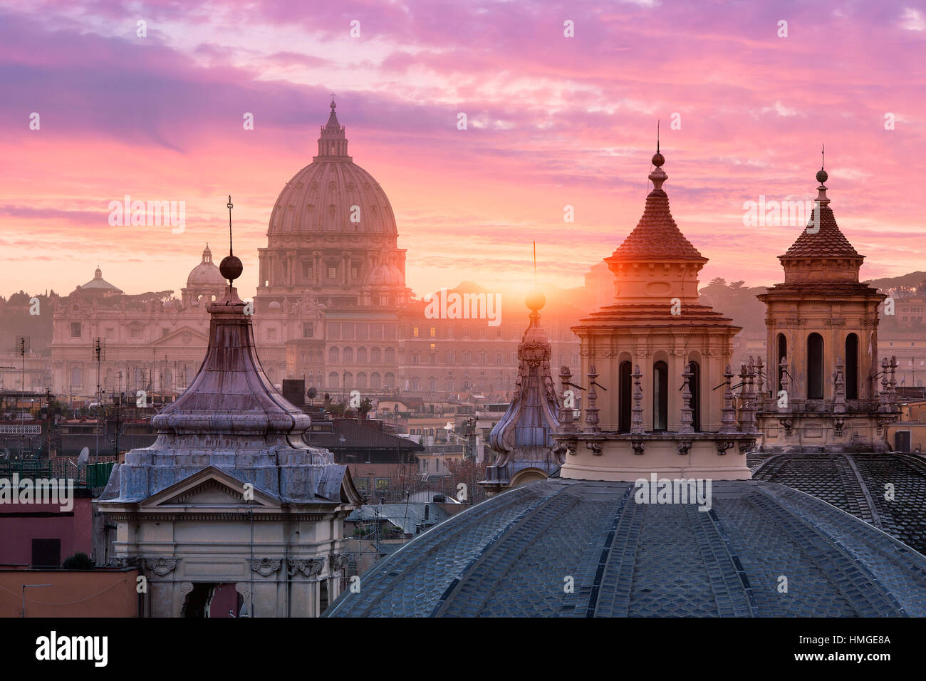 Skyline über Rom mit St. Peters Kirche bei Sonnenuntergang Stockfoto