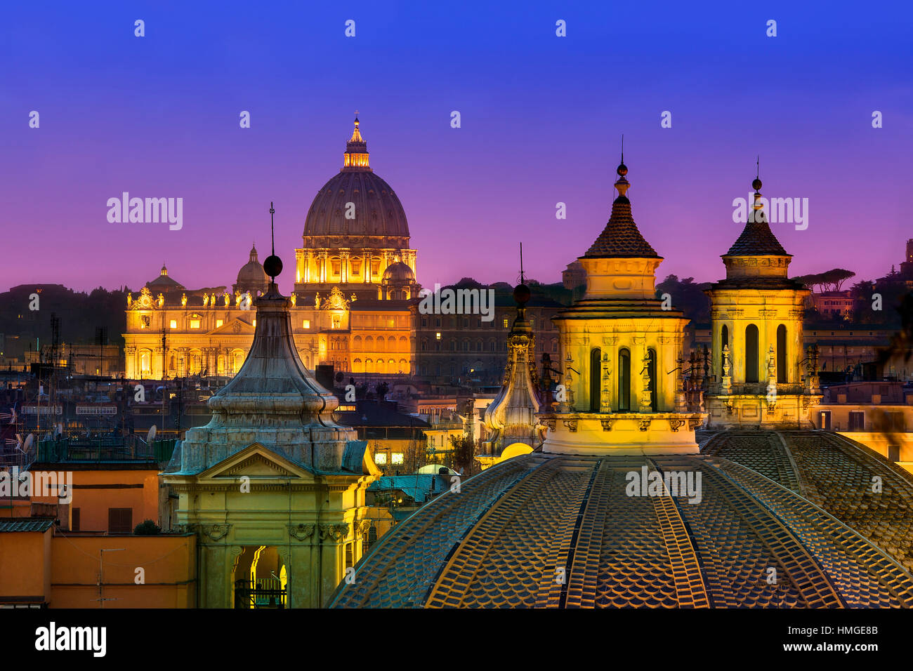 Skyline in Rom mit St.-Peters-Basilika Stockfoto