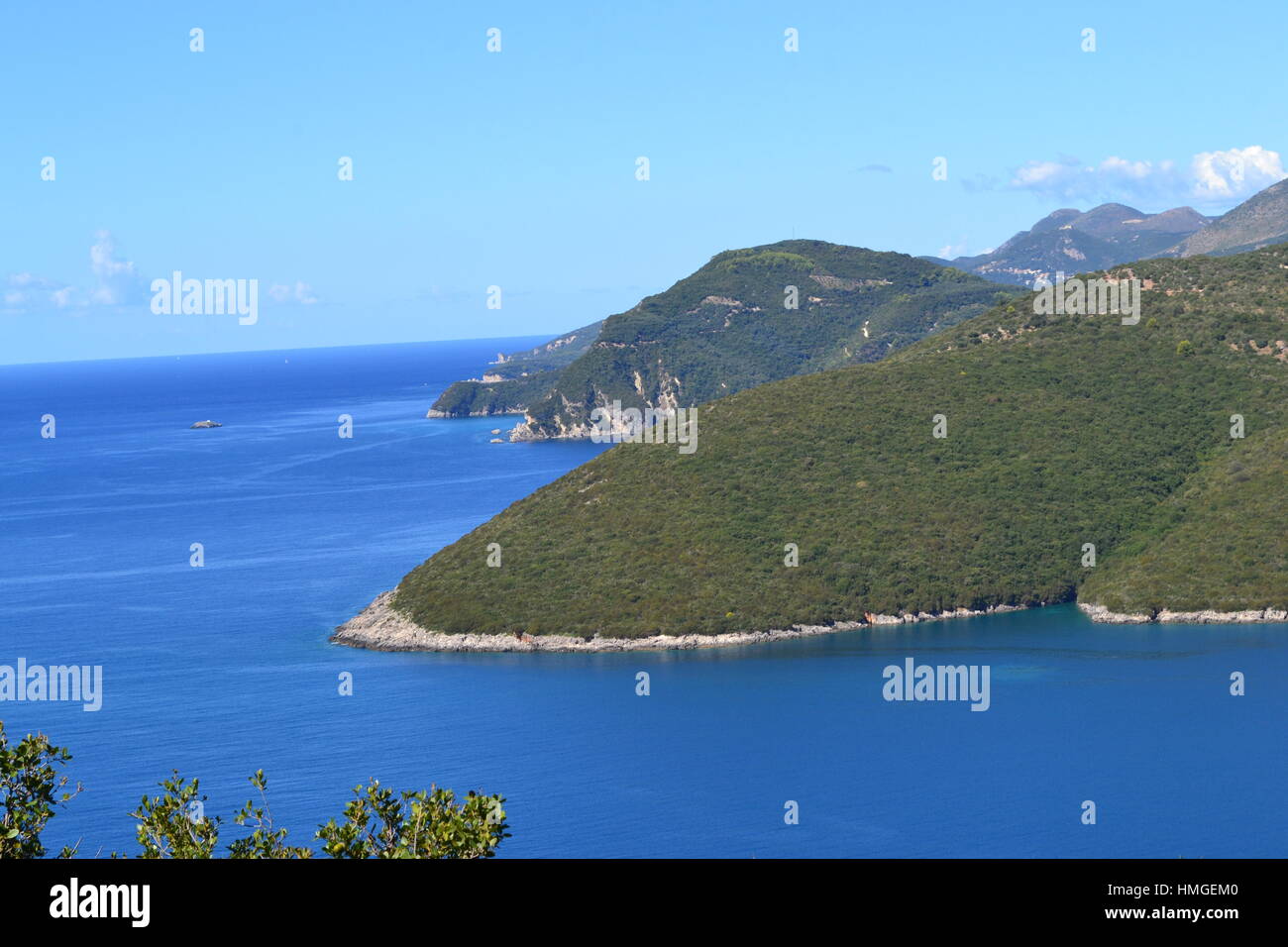 Schöne Aussicht auf die Bucht, in der Nähe von Parga, Griechenland Halbinsel. Hügel mit viel Gebüsch Stockfoto