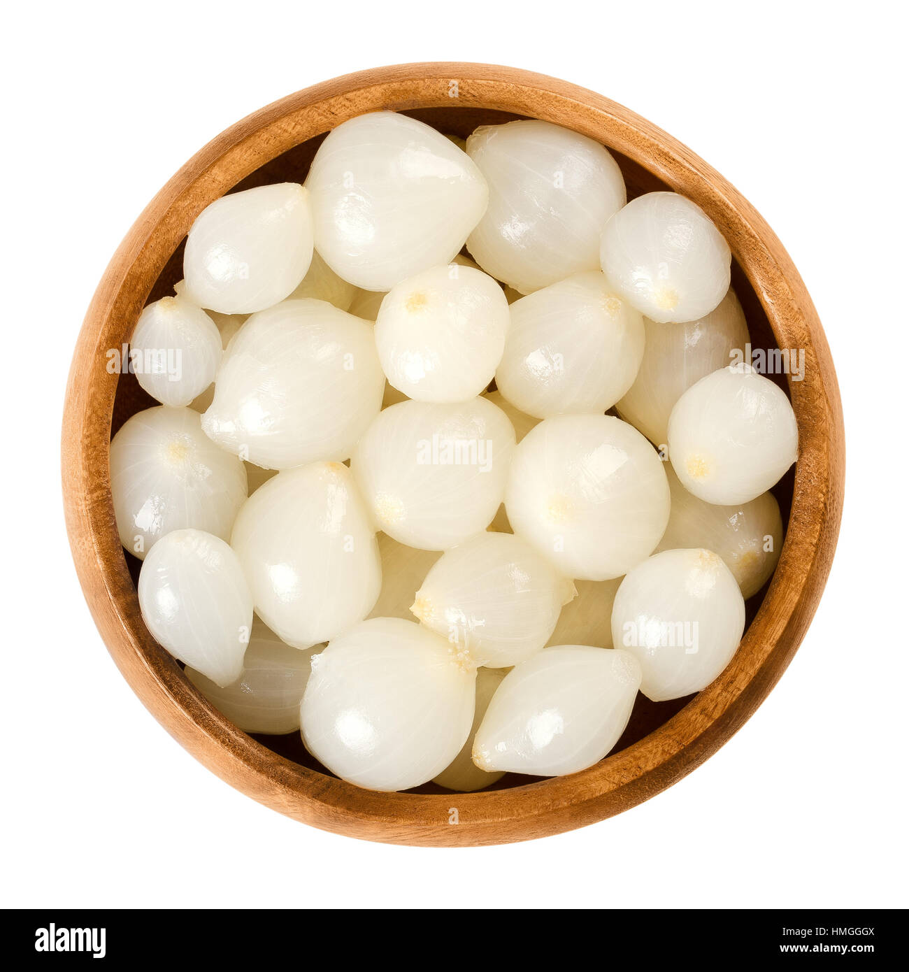 Eingelegte Silberzwiebeln in Holzschale. Kleine weiße Zwiebeln, eingelegt in einer Lösung aus Essig und Salz, ein erhaltenes Gemüse. Stockfoto