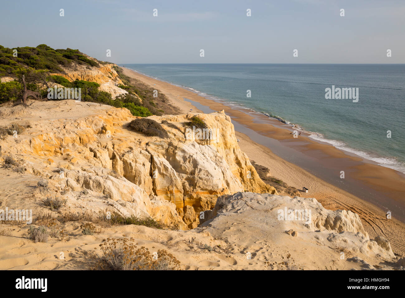 Sandigen Strand und Klippen, Mazagon, Costa De La Luz, Provinz Huelva, Andalusien, Spanien, Europa Stockfoto