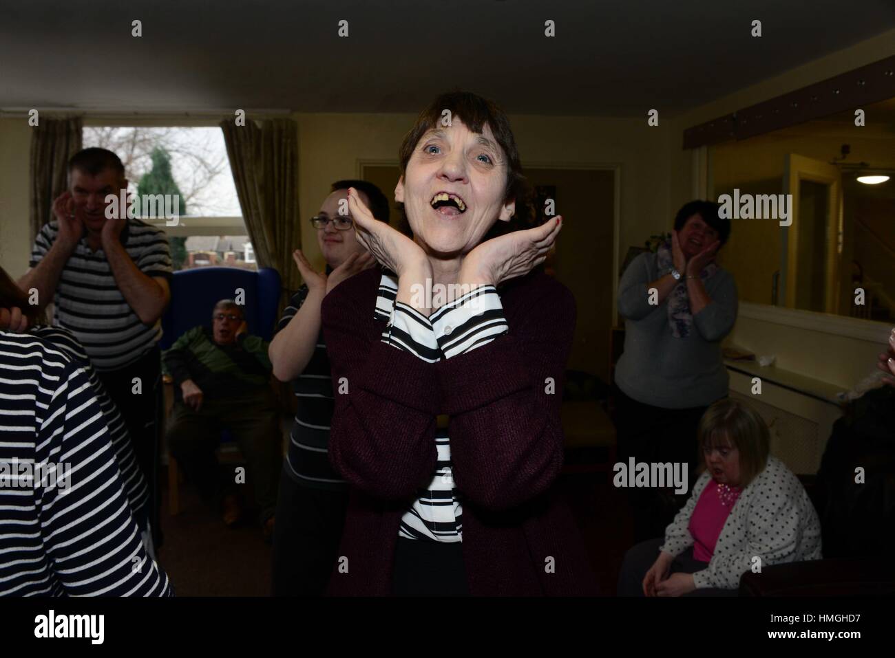 Eine Frau mit Lernschwierigkeiten genießen, tanzen zur Musik. Stockfoto
