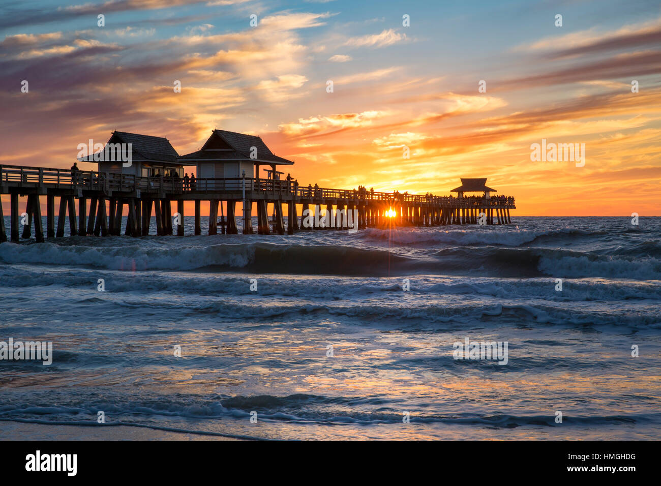 Winter-Sonnenuntergang über Naples Pier, Naples, Florida, USA Stockfoto