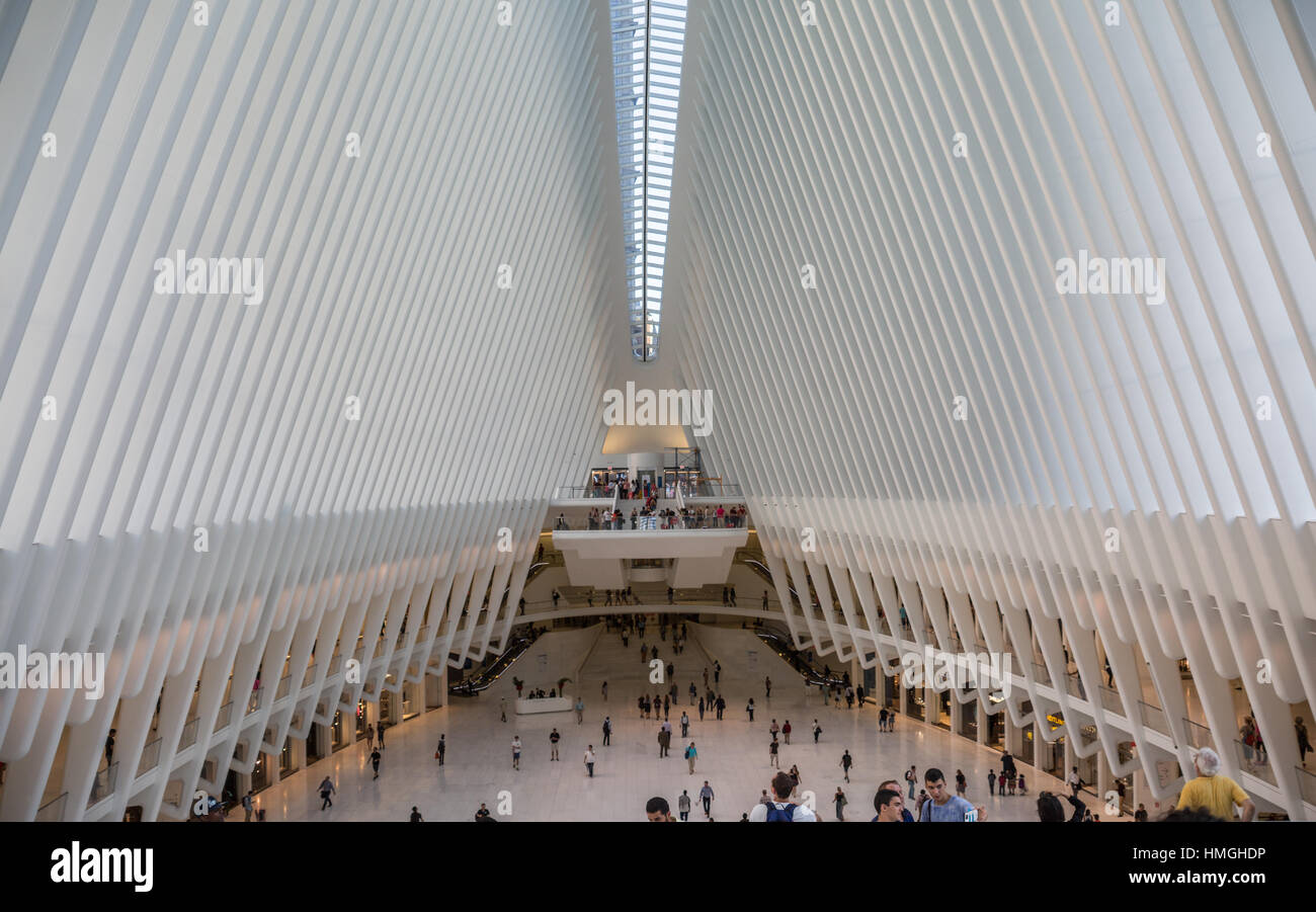 Westfield Center New York. Shopping-Fans und Touristen genießen Sie den Blick in das Oculus und neue Geschäfte im Einkaufszentrum Westfield World Trade Center in New York Stockfoto