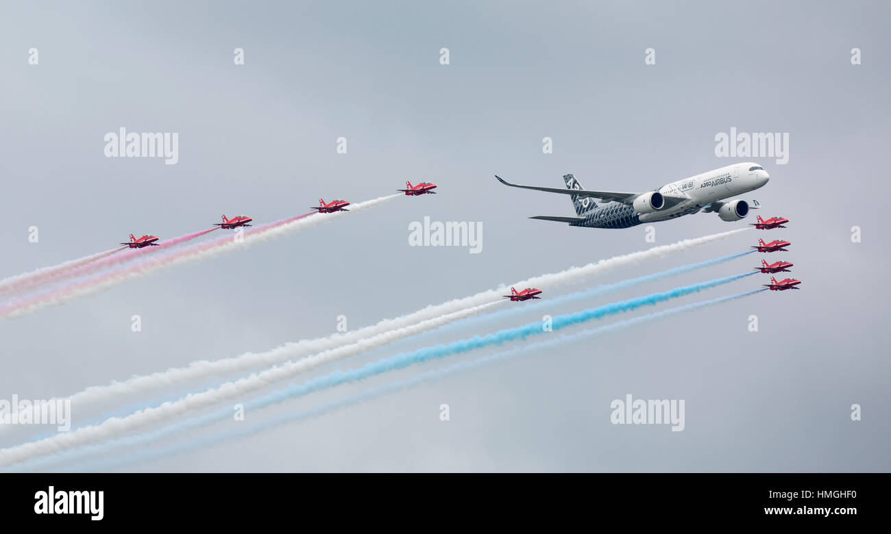 Der Airbus A350 auf der Farnborough International Air Show 2016 öffnen die Show mit einer Bildung Überflug mit der Red Arrows Stockfoto