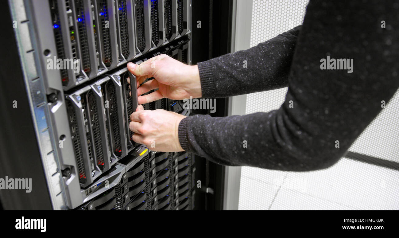 IT-Berater arbeiten mit Blade-Server im Rechenzentrum Stockfoto