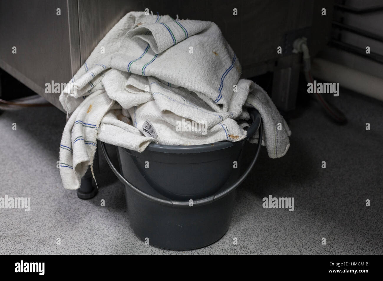 Eimer verschmutzt oder verschmutzte, Kleidung oder Handtücher Stockfoto