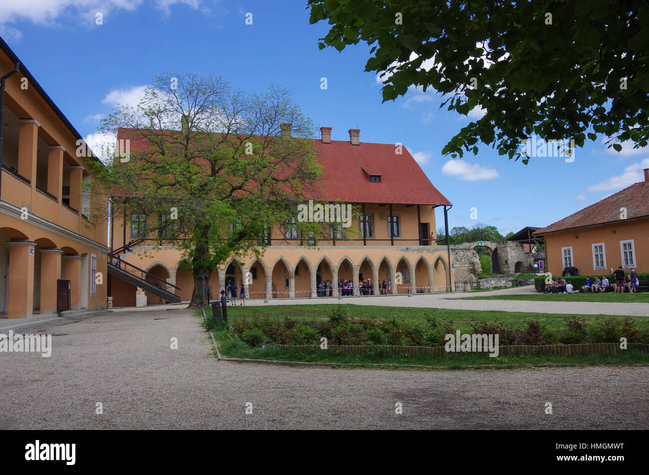 Eger, hungrig - Mai 12.. 2013: gotische Palast und Hof im Inneren der Festung Eger. Eger, Ungarn Stockfoto