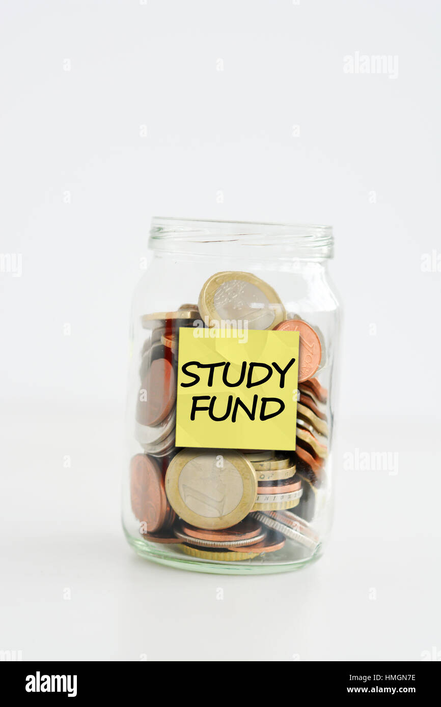 Eine Menge Münzen in einem Glas gestapelt beschriftet Studie Fonds Stockfoto