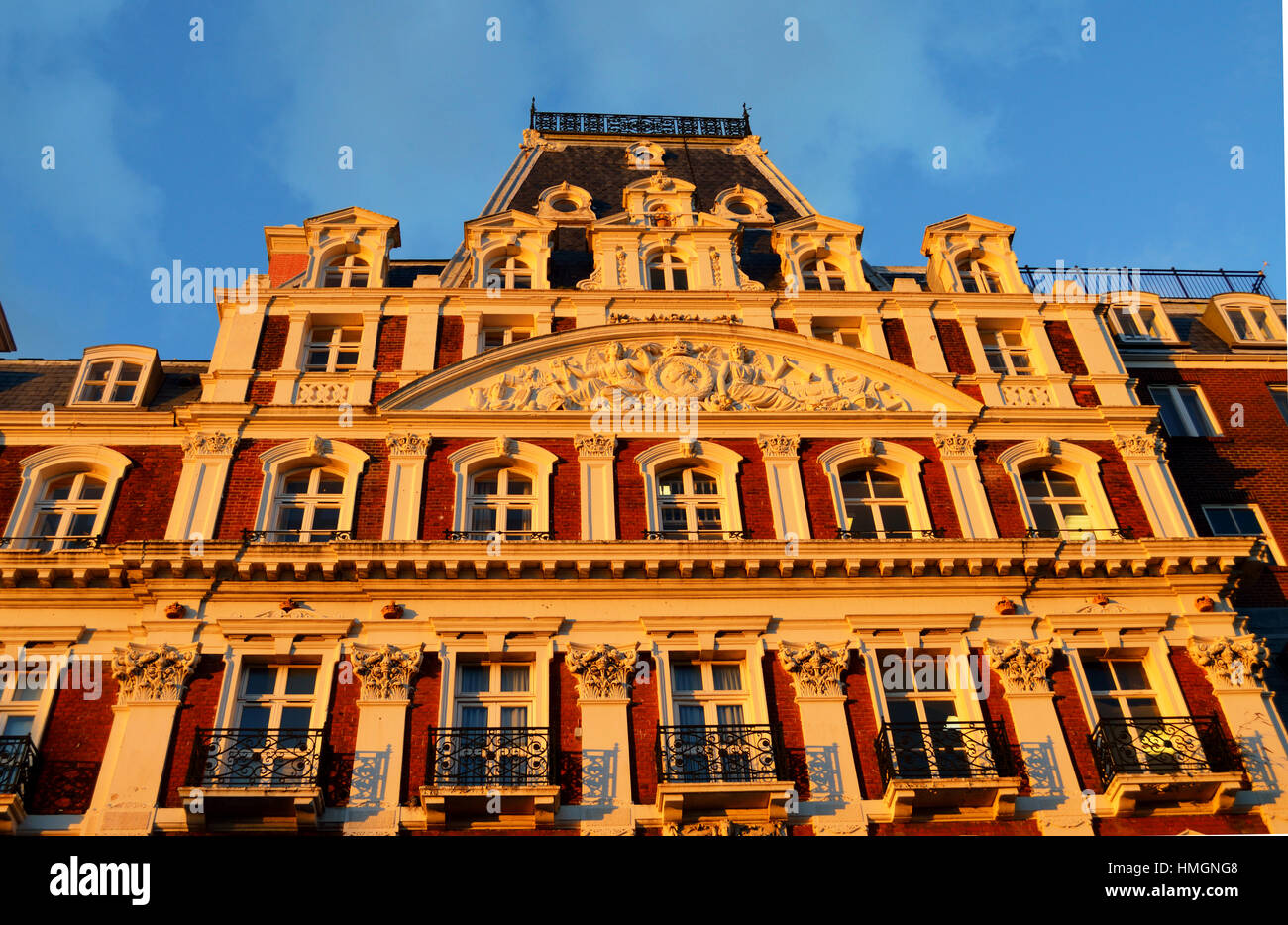 South Western House in warmen Abend Licht, früher ein Hotel, jetzt ein Wohngebäude, Southampton, UK Stockfoto