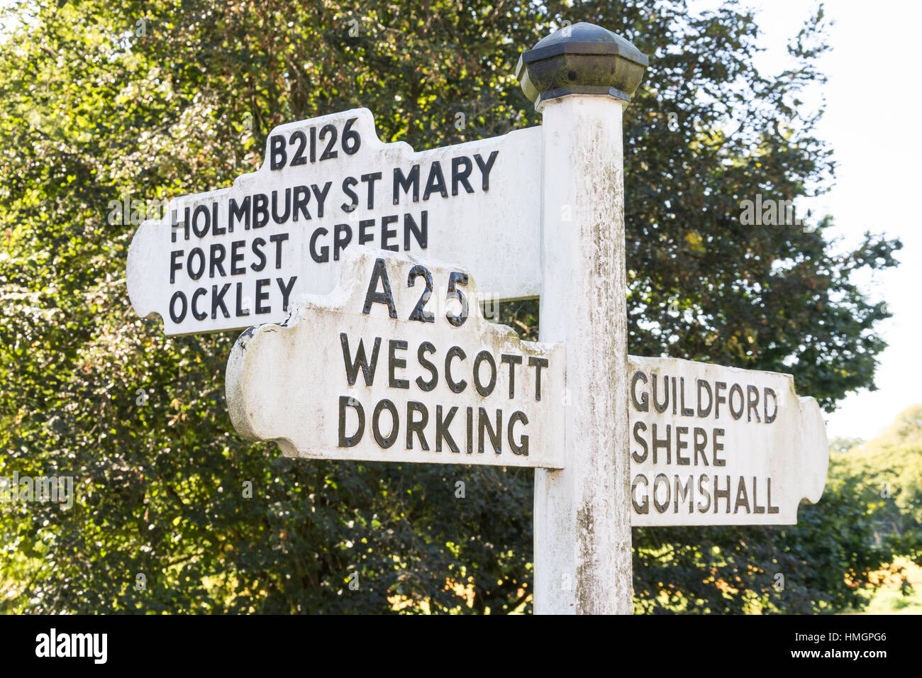 Klassische Straßenschild in Abinger Hammer, Surrey, England, Vereinigtes Königreich Stockfoto