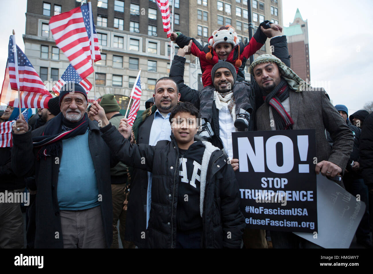 Brooklyn, New York, Vereinigte Staaten von Amerika. 2. Februar 2017. Ahmad Habibi, 84, ein ehemaliger Marine, steht mit seinen Kindern und Enkeln, nachdem sie ihre Familienunternehmen zur Teilnahme an der Kundgebung gegen Trumps Einwanderung Verbot in Brooklyn Borough Hall in New York City heruntergefahren. Hunderte von Bodegas, Restaurants und andere Unternehmen im Besitz von jemenitischen-Amerikaner Herunterfahren in der ganzen Stadt die Trump Verwaltung Einwanderungspolitik zu protestieren. Mansura Khanam / Alamy Live News Stockfoto