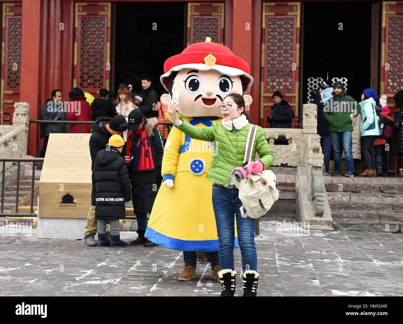 (170203)--SHENYANG, 3. Februar 2017 (Xinhua)--A Tourist nimmt Fotos mit einer Cartoon-Figur im Palastmuseum Shenyang in Shenyang, Hauptstadt des nordöstlichen Chinas Liaoning Provinz, 28. Januar 2017. Chinas Tourismusindustrie geharkt in 423,3 Milliarden Yuan (61,7 Milliarden US-Dollar) bei den Einnahmen während der Lunar New Year Ferien. Das Volume gekennzeichnet eine Steigerung von 15,9 Prozent, nach Berechnungen der China National Tourism Administration. Während der sieben-Tage-Urlaub am Donnerstag endet, waren einige 344 Millionen Besucher Ausflüge gemacht, um 13,8 Prozent gegenüber dem gleichen Zeitraum des Vorjahres. Stockfoto