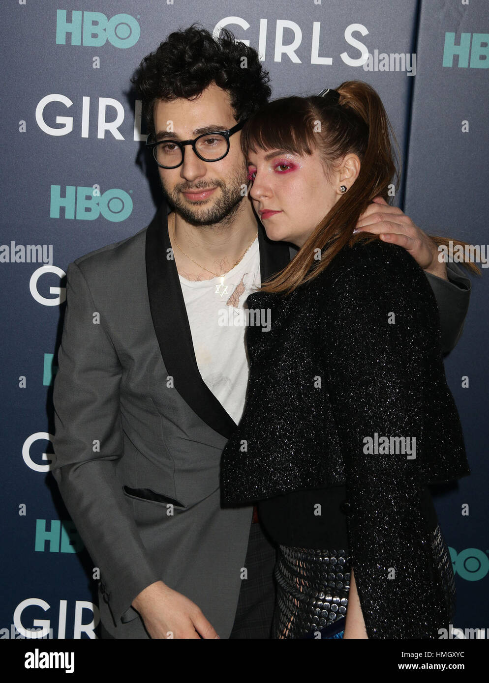 New York, New York, USA. 2. Februar 2017. Schauspielerin LENA DUNHAM und Musiker JACK ANTONOFF besuchen die New Yorker Premiere von der HBO-Show 'Girls' 6. und letzte Saison in der Alice Tully Hall im Lincoln Center statt. Bildnachweis: Nancy Kaszerman/ZUMA Draht/Alamy Live-Nachrichten Stockfoto