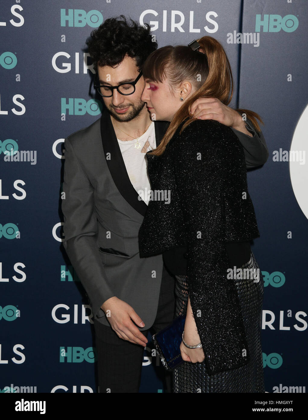 New York, New York, USA. 2. Februar 2017. Schauspielerin LENA DUNHAM und Musiker JACK ANTONOFF besuchen die New Yorker Premiere von der HBO-Show 'Girls' 6. und letzte Saison in der Alice Tully Hall im Lincoln Center statt. Bildnachweis: Nancy Kaszerman/ZUMA Draht/Alamy Live-Nachrichten Stockfoto