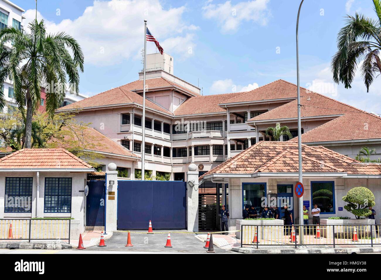 Kuala Lumpur, Malaysia. 3. Februar 2017. Kuala Lumpur, Malaysia. 3. Februar 2017. US-Botschaft in Kuala Lumpur, Malaysia am 3. Februar 2017. Hunderte von Demonstranten versammelten sich vor der US-Botschaft, das Zurückziehen von Donald Trump temporäre Einwanderung Verbot zu fordern. Bildnachweis: Chris JUNG/Alamy Live News Bildnachweis: Chris JUNG/Alamy Live-Nachrichten Stockfoto