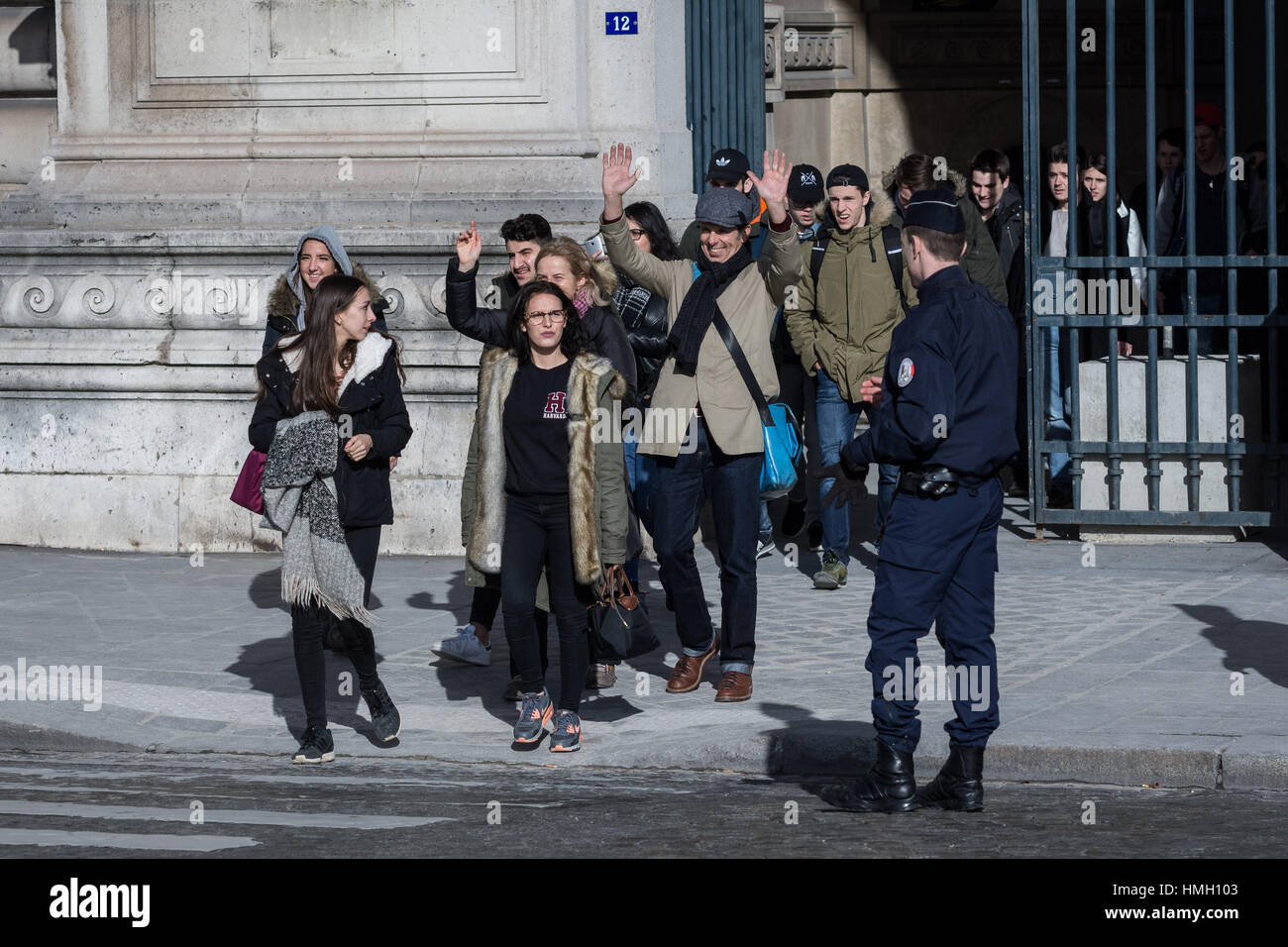 Paris, Frankreich. 3. Februar 2017. Militärische Hochdruckreiniger Le Louvre in Paris - 02.03.2017 - Frankreich / Ile-de-France (Region) / Paris 1. Bezirk (1. Arrondissement von Paris) - einen Mann mit 2 Rucksäcke geladen Soldaten beladen mit einem Messer im Louvre. Einer der Soldaten verwendet seine Waffe um zu verteidigen, verletzt die Angreifer, der sich selbst schreien "Allahu Akbar" geworfen hatte.   -Julien Mattia / Le Pictorium Credit: Le Pictorium/Alamy Live-Nachrichten Stockfoto