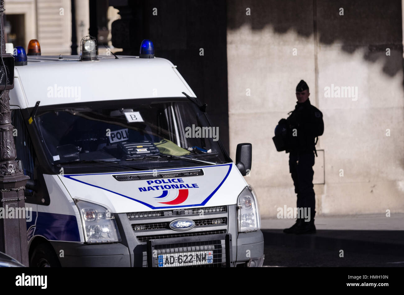 Paris, Frankreich. 3. Februar 2017. Militärische Hochdruckreiniger Le Louvre in Paris - 02.03.2017 - Frankreich / Ile-de-France (Region) / Paris 1. Bezirk (1. Arrondissement von Paris) - einen Mann mit 2 Rucksäcke geladen Soldaten beladen mit einem Messer im Louvre. Einer der Soldaten verwendet seine Waffe um zu verteidigen, verletzt die Angreifer, der sich selbst schreien "Allahu Akbar" geworfen hatte.   -Julien Mattia / Le Pictorium Credit: Le Pictorium/Alamy Live-Nachrichten Stockfoto