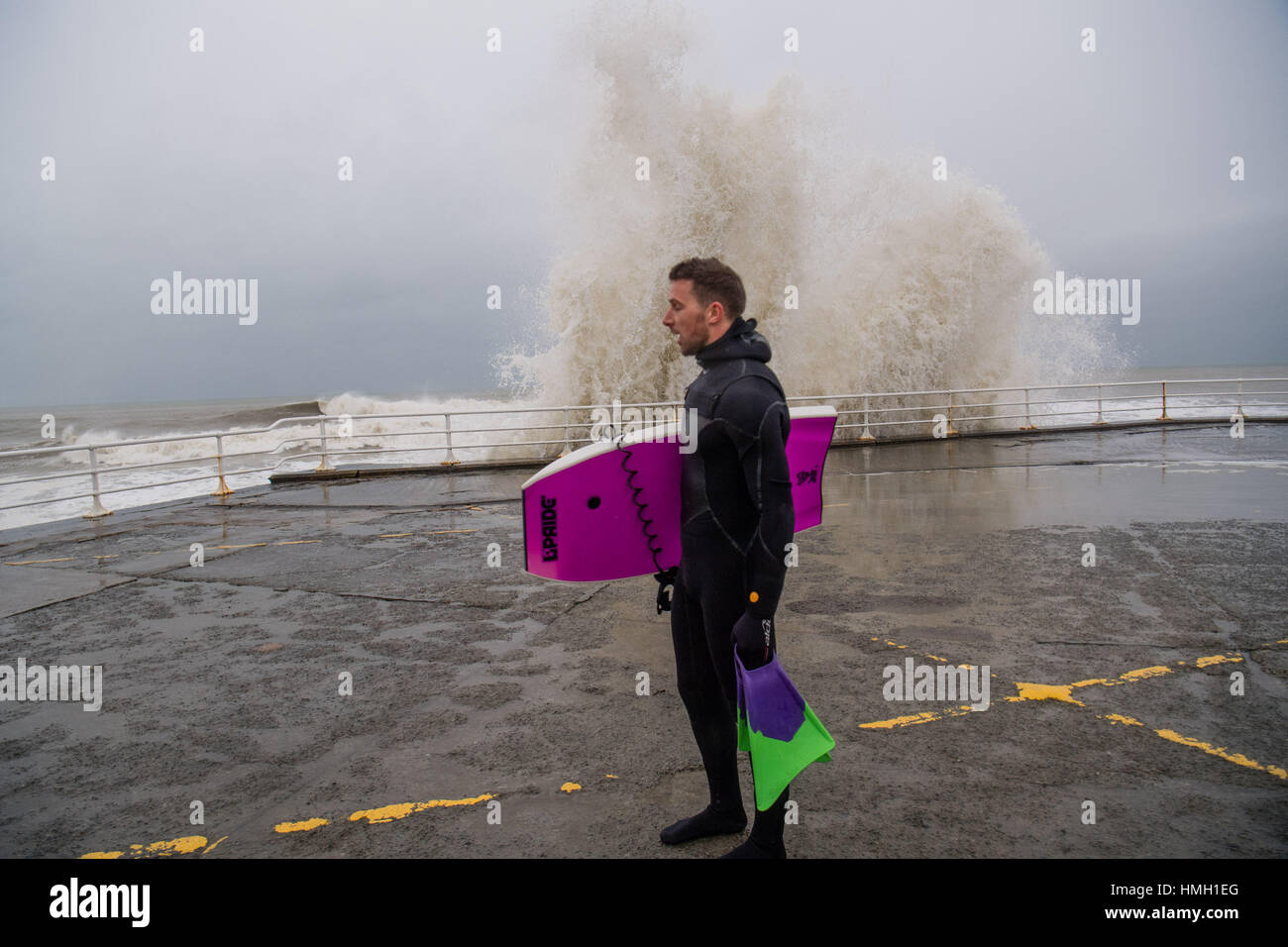 Aberystwyth, Ceredigion, Wales, UK. 3. Februar 2017. Großbritannien Wetter. Hochwasser und starker Wellengang Atlantic bringen heute Morgen große Wellen, die in die Promenade und Meer Abwehr in Aberystwyth an der Westküste von Wales. Eine mutige Körper-Boarder nutzt die Gelegenheit des Reitens, die einige der großen 10' hohe Wellen wie sie in der Nähe von Aberystwyth Hafen potenziell schädliche Gales, brechen mit Böen von mehr als 60 km/h dürften Streikrecht Teile des südlichen UK heute Photo Credit: Keith Morris/Alamy Live News Stockfoto