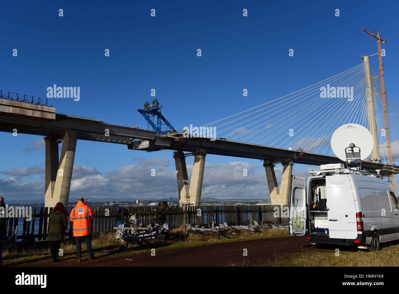 Edinburgh, Schottland. 3. Februar 2017. Der letzte Abschnitt der Deck der neuen Queensferry Crossing Straßenbrücke über den Forth-Mündung ist in seiner endgültigen Position um die Spannweite zu vervollständigen kroch. Credit: Ken Jack/Alamy Live-Nachrichten Stockfoto