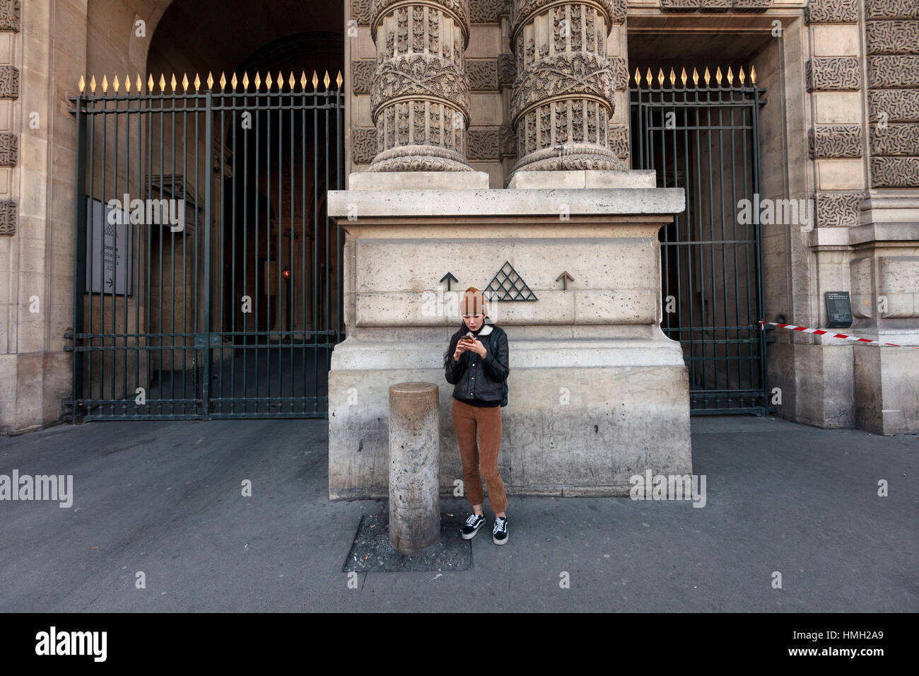 Paris, Frankreich. 3. Februar 2017. Eine asiatische Touristen vor Louvre Museum unter sperren. Ein französischer Soldat bewacht den Louvre in Paris hat ein Mann erschossen, der versucht, eine Sicherheitspatrouille mit einer Machete schreien "Allahu Akbar" angreifen. Bildnachweis: Leo Roman/Alamy Live-Nachrichten Stockfoto