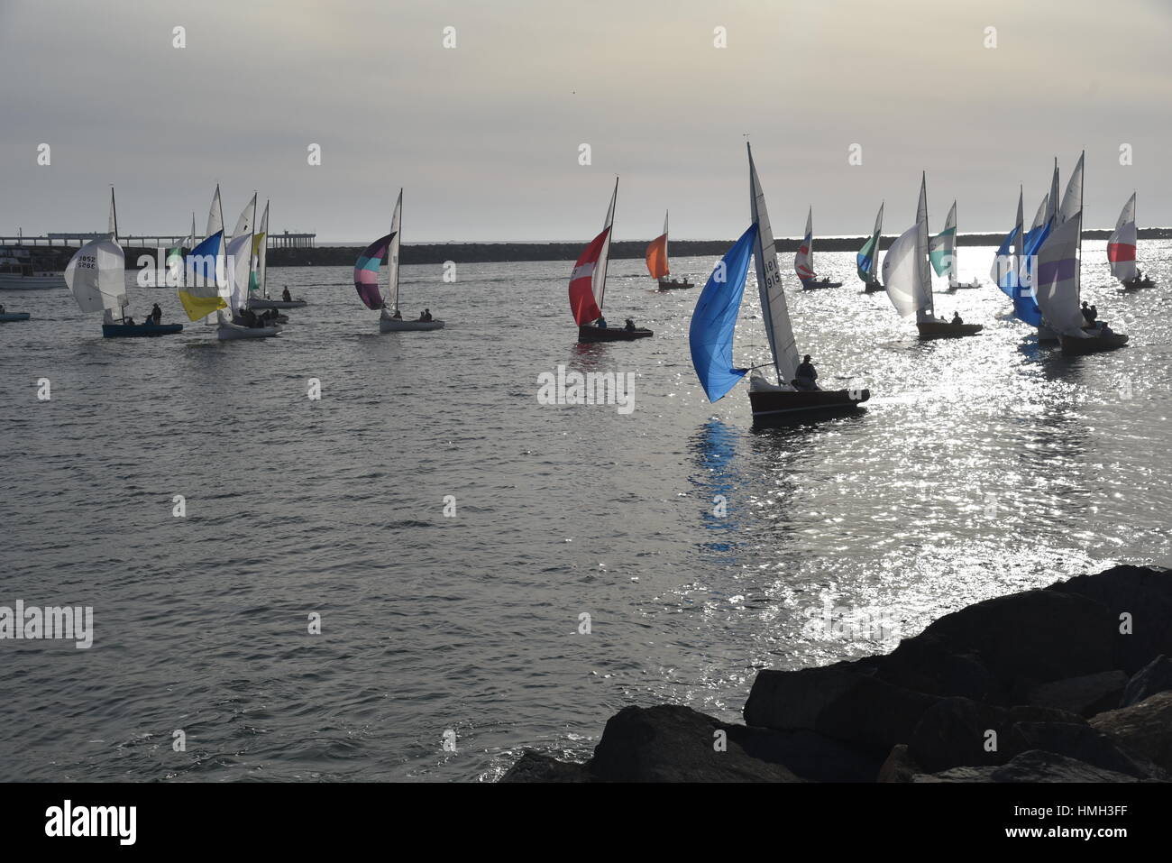 San Diego, Kalifornien, USA. 2. Februar 2017. Segelboote mit Spinnaker angehoben Rückkehr in Mission Bay Harbor zwischen Ocean Beach und Mission Beach im sonnigen San Diego, Kalifornien, USA. Nach NOAA National Climatic Data Center ist San Diego eine der sonnigsten Städte in den USA, empfangen von mehr als 3000 Sonnenstunden pro Jahr. John D. Ivanko/Alamy Live-Nachrichten Stockfoto